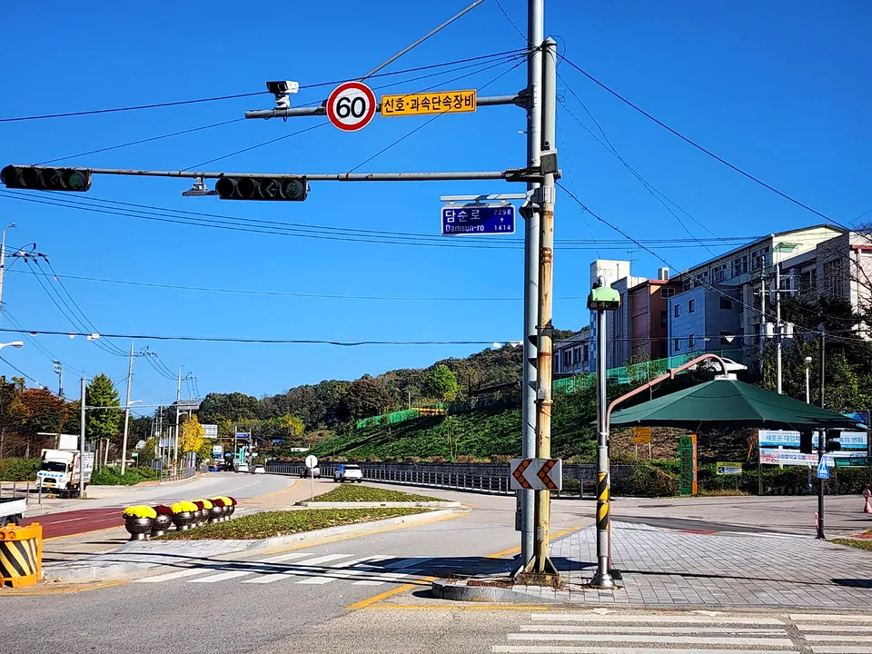 횡단보도 옆 교차로 신호등 지주 하단에 설치된 차량충격완화장치