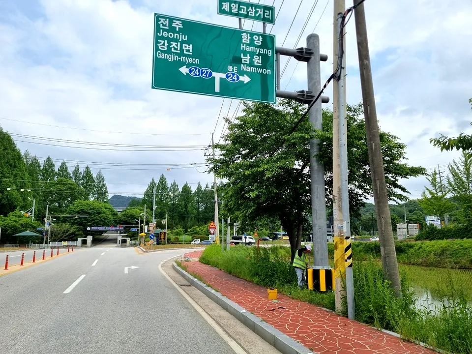 자전거도로 옆 도로이정표 지주 하단에 설치된 차량충격완화장치